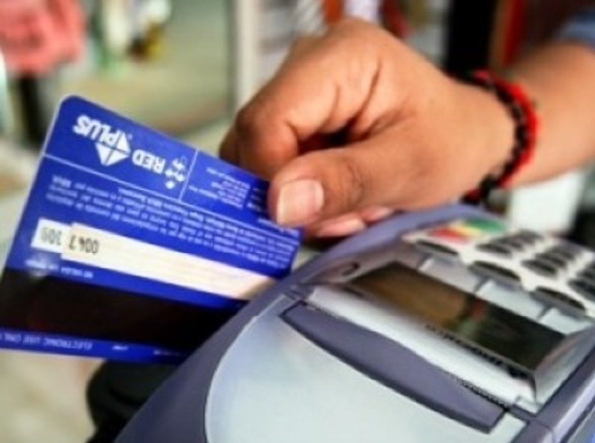¿Me pueden cobrar recargos por comprar con tarjetas?